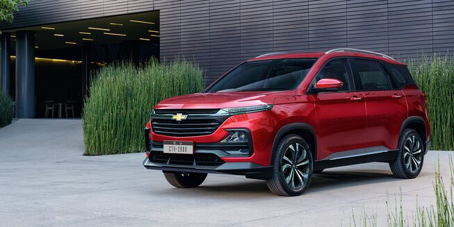 2024 Chevrolet Captiva Photography: Static Front 3/4 w/ Talent
