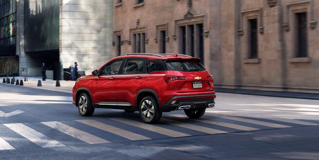 2024 Chevrolet Captiva Photography: Motion 3/4 Rear Urban - (Running Shot w/ Virtual Rig)