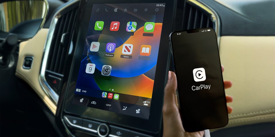 2024 Chevrolet Captiva Photography: Interior Smartphone Projection -ACP (w/ Talent) - iPhone