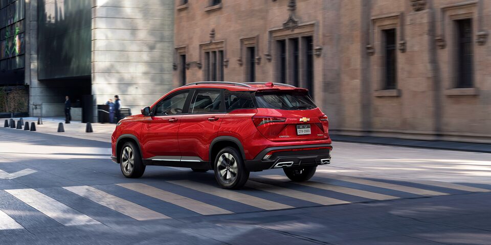 2024 Chevrolet Captiva Photography: Motion 3/4 Rear Urban - (Running Shot w/ Virtual Rig)