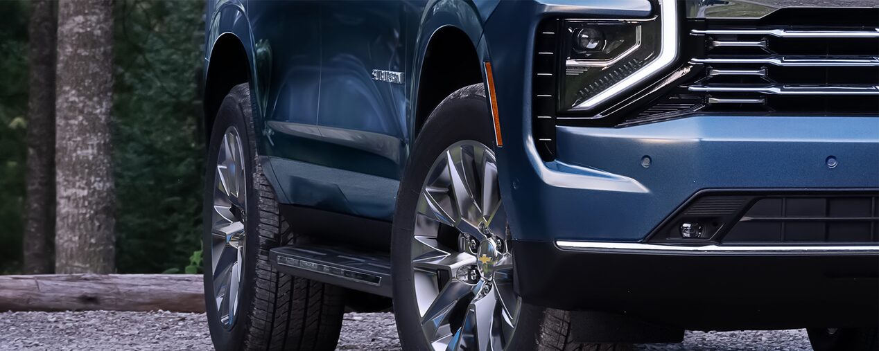 Driving image with front three quarters view of 2025 Chevrolet Suburban SUV  in city 