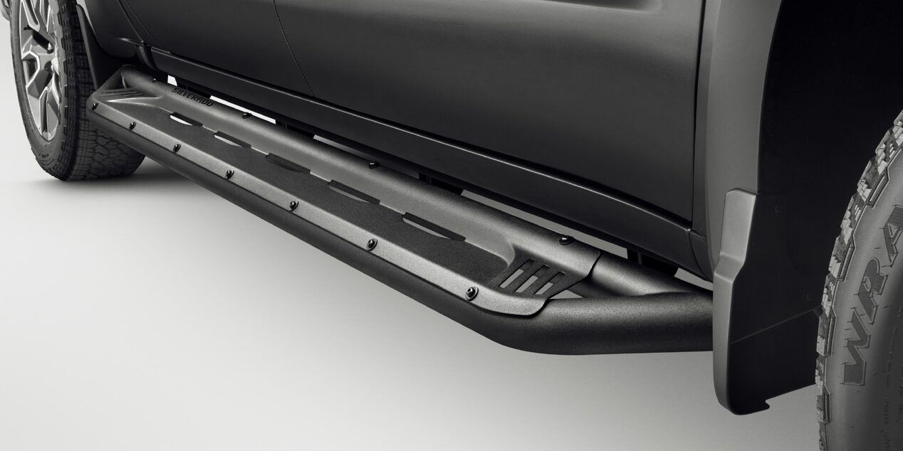 Estribos deportivos en negro con emblema Silverado