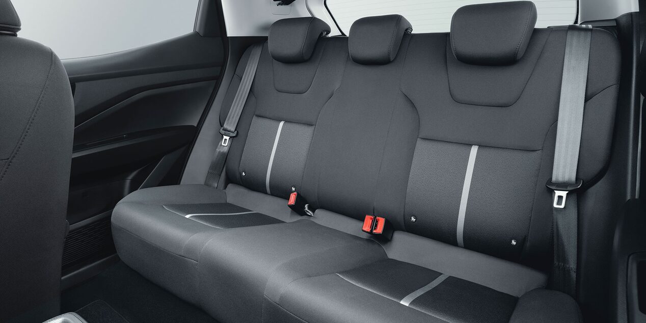 Nuevo compacto 4 puertas Chevrolet Aveo Hatchback 2025 en color interior tela negro