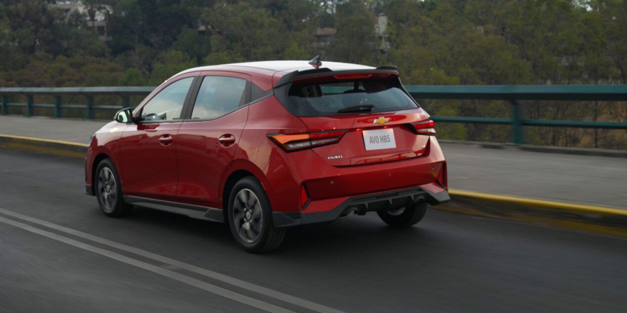 Nuevo monovolúmen Chevrolet Aveo Hatchback 2025, compacto con motor de 1.5L 4 cilindros con 98 HP de potencia