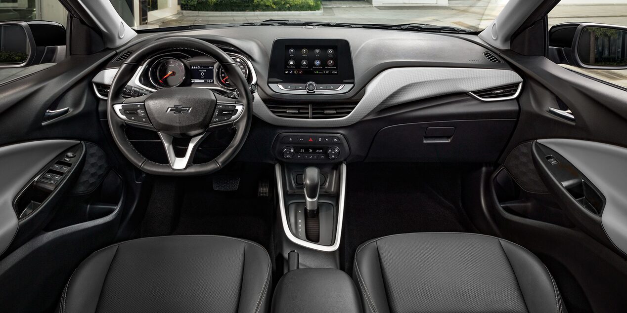 Exclusivo interior bi-tono con pantalla táctil de 8 pulgadas y asientos delanteros con look deportivo