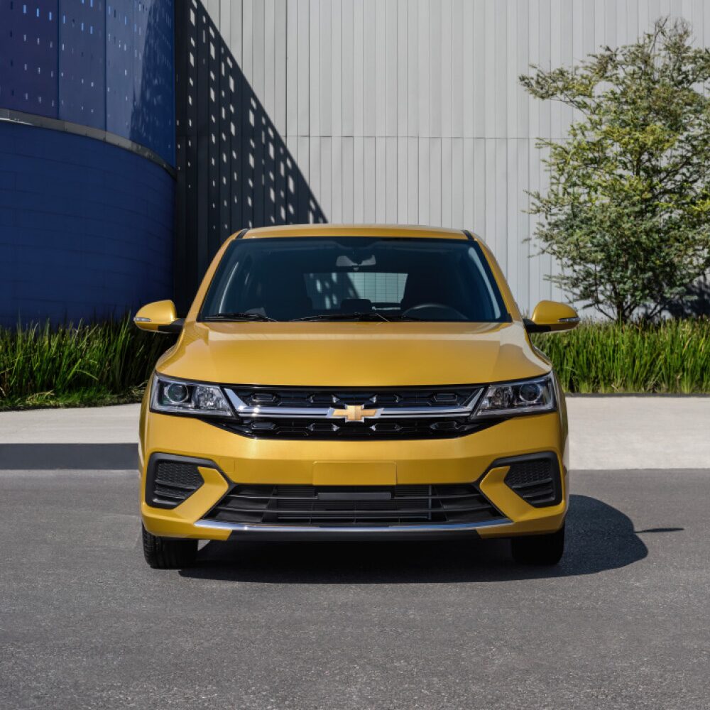 Vista interior Chevrolet Aveo Hatchback 2026, con palanca de velocidades en color negro con detalles en cromo para CVT