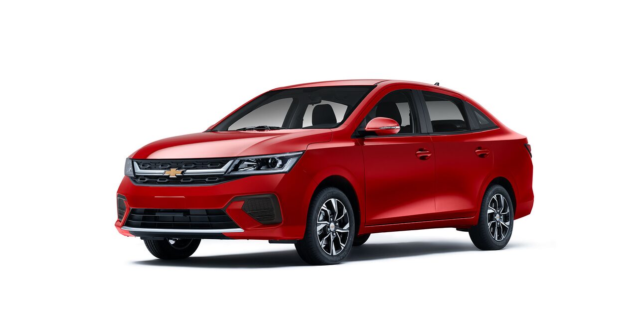 Nuevo auto tipo sedán Chevrolet Aveo 2026 en color rojo metálico