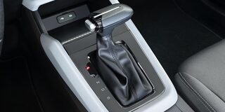 Palanca de velocidades en color negro disponible para Chevrolet Aveo sedán 2026