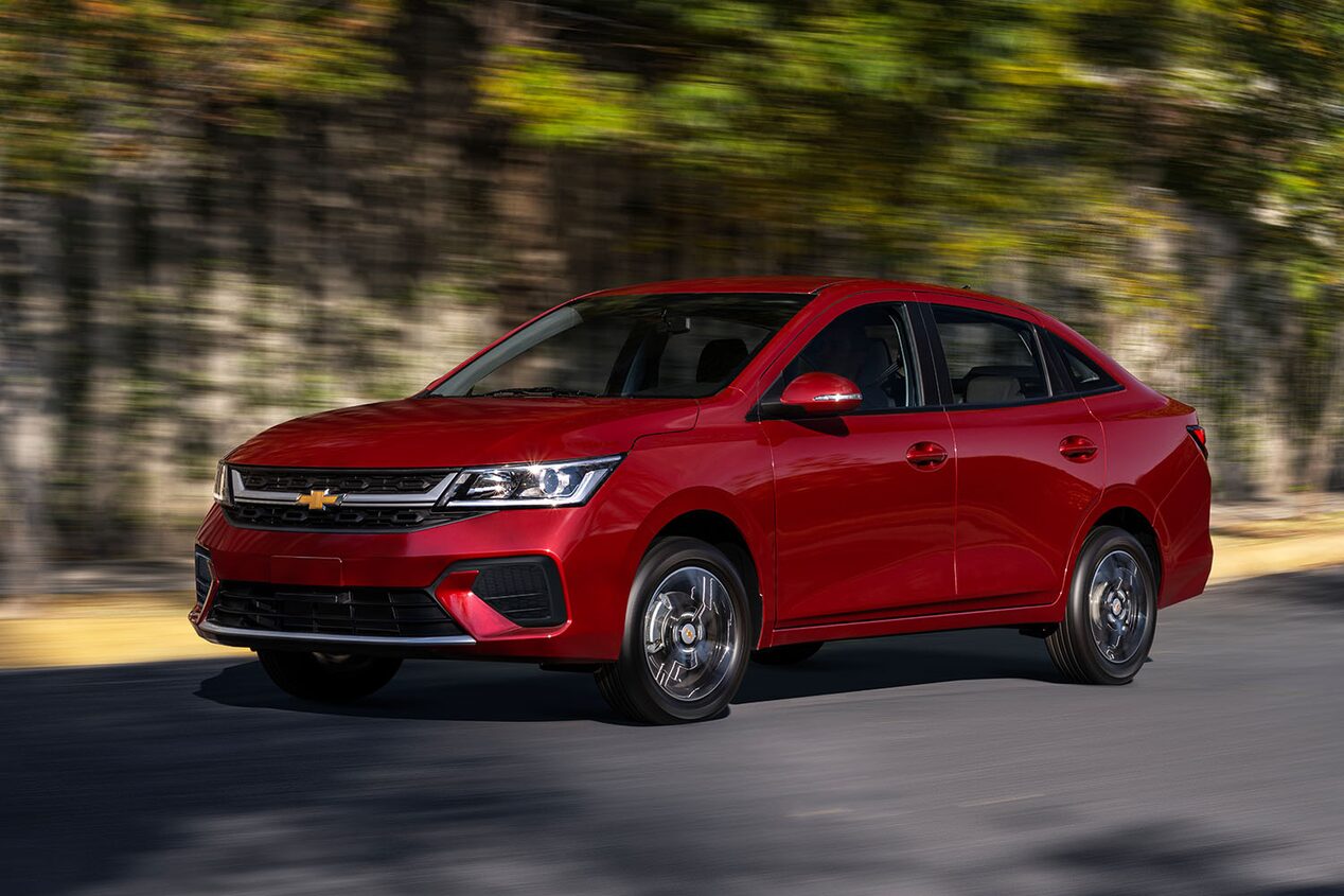 Auto tipo sedán Chevrolet Aveo 2026 con espejos exteriores al color de la carrocería y con ajuste eléctrico