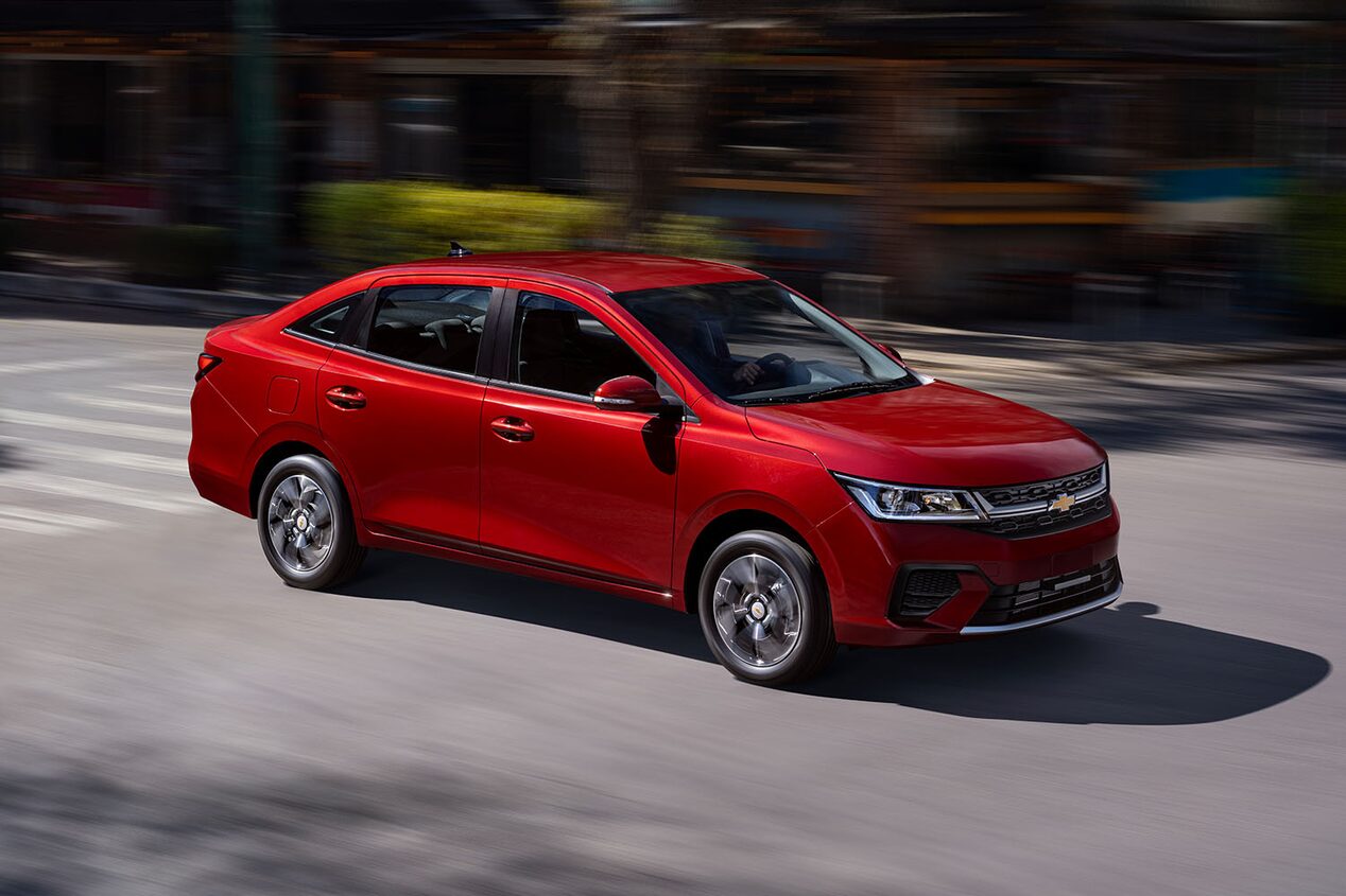  Chevrolet Aveo 2026, auto tipo sedán diseñado con cristales tintados