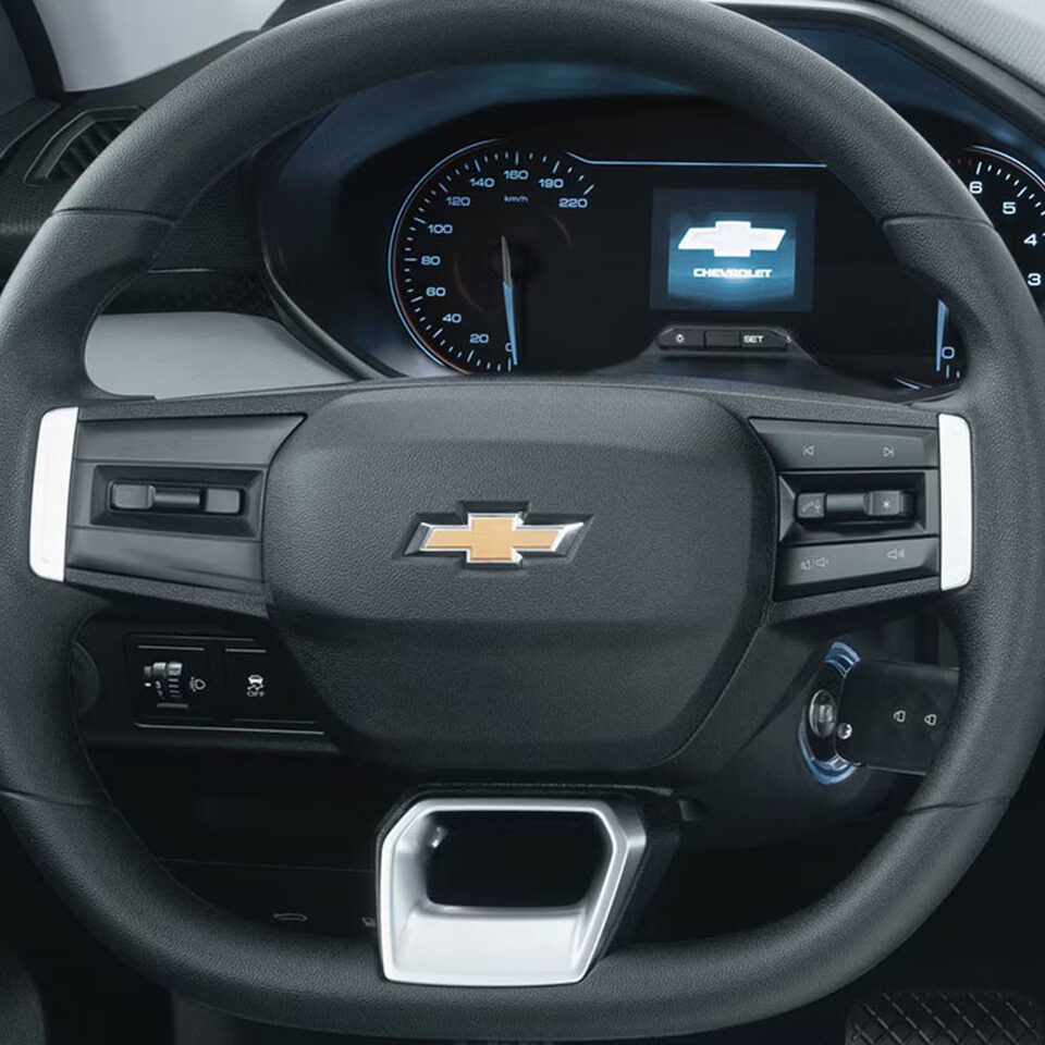 Chevrolet Aveo sedán 2026 con panel de instrumentos informativo monocromático 3.5 pulgadas