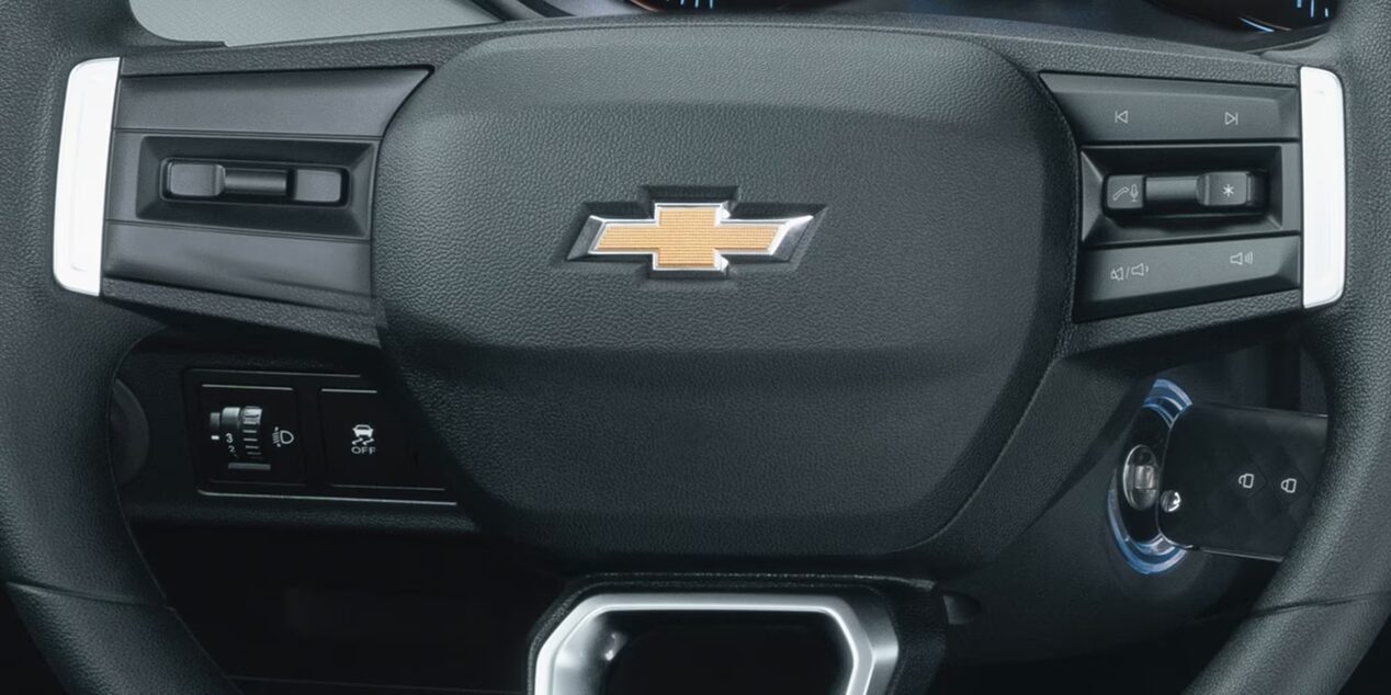 Nuevo Chevrolet Aveo Sedán 2026, con volante deportivo de 3 brazos con controles de audio