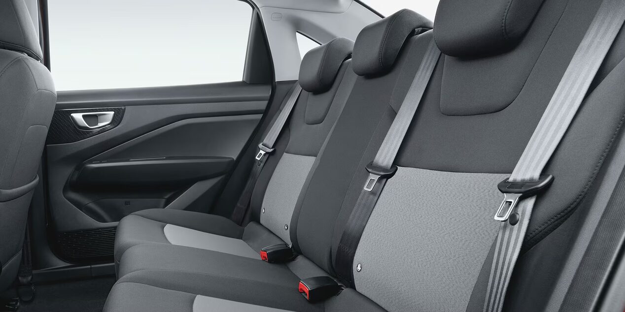 Nuevo Chevrolet Aveo Sedán 2026, con asientos en tela negra combinación de materiales y tablero color gris