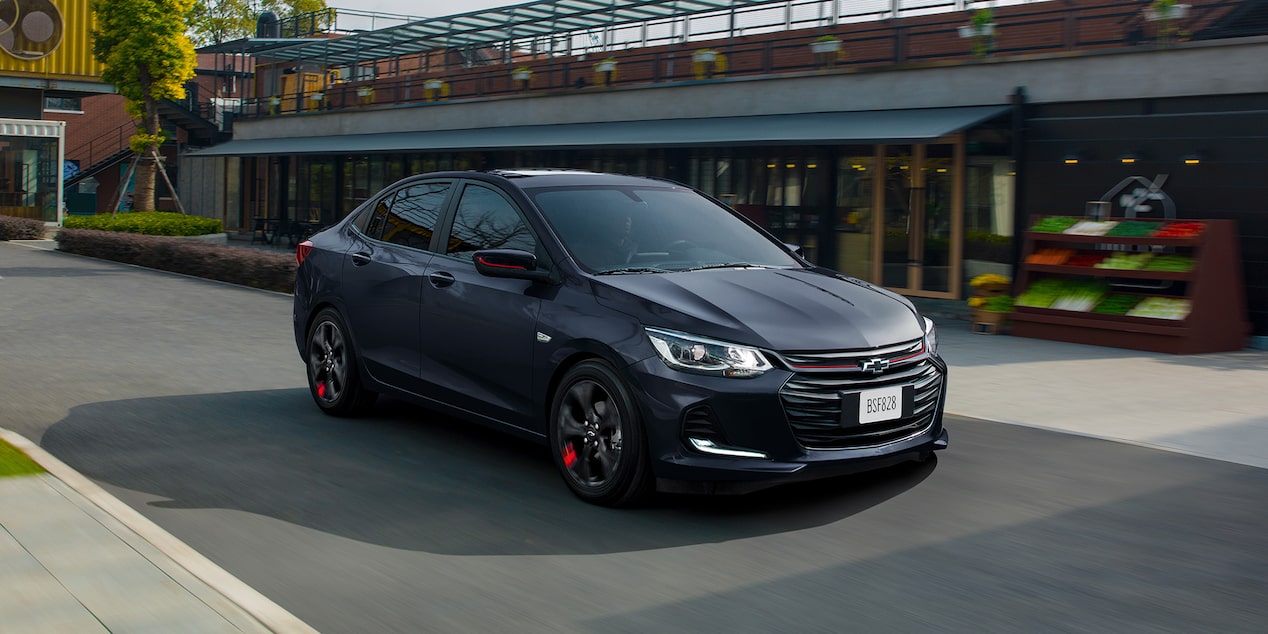 Chevrolet Onix 2026, sedán deportivo de motor turbo eficiente, faros delanteros de halógeno y rines en aluminio de 16 pulgadas