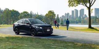 Chevrolet Onix 2026, sedán deportivo incluye luces delanteras de halógeno con proyector y parrilla negra con acentos en rojo
