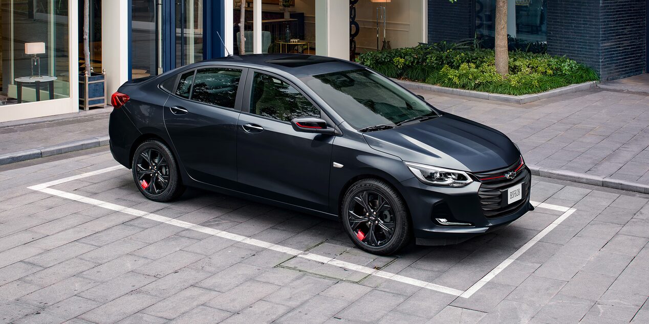 Chevrolet Onix 2026, sedán deportivo equipado con rines negros con detalle en rojo y manijas exteriores al color de la carrocería