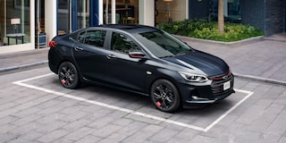 Chevrolet Onix 2026, sedán deportivo equipado con rines negros con detalle en rojo y manijas exteriores al color de la carrocería