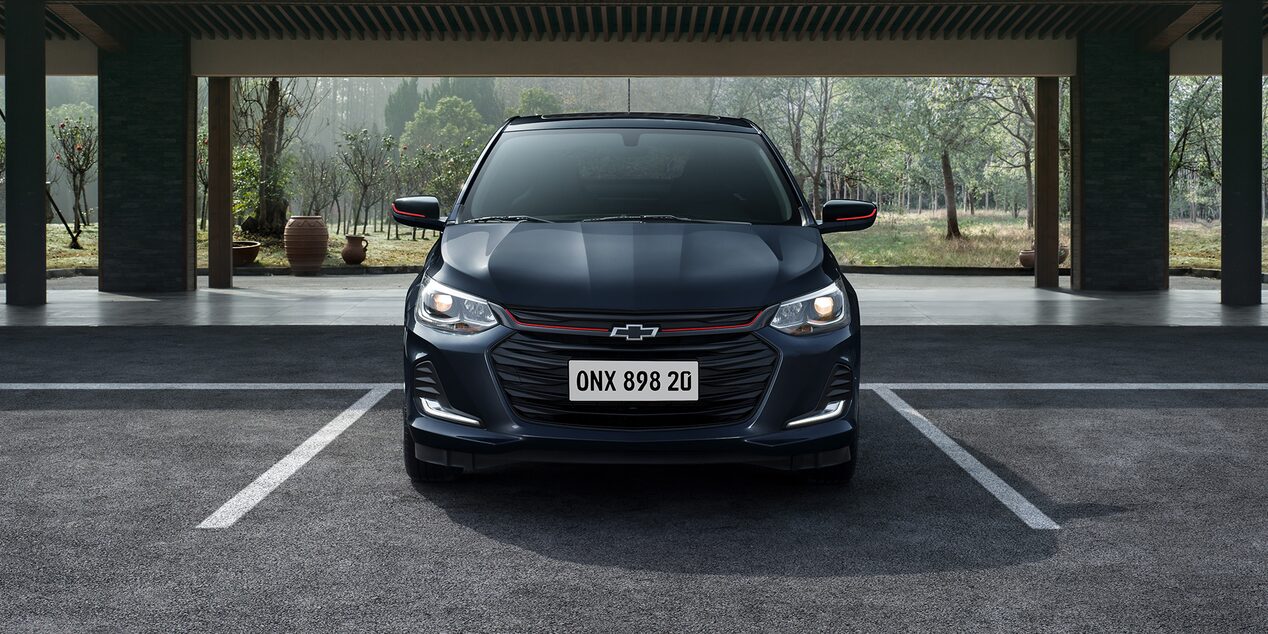 Chevrolet Onix 2026, sedán deportivo con parrilla de doble puerto con acabados en negro y detalles en rojo