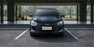 Chevrolet Onix 2026, sedán deportivo con parrilla de doble puerto con acabados en negro y detalles en rojo
