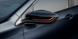 Espejos laterales con ajuste remoto eléctrico y plegables manualmente al color de la carrocería