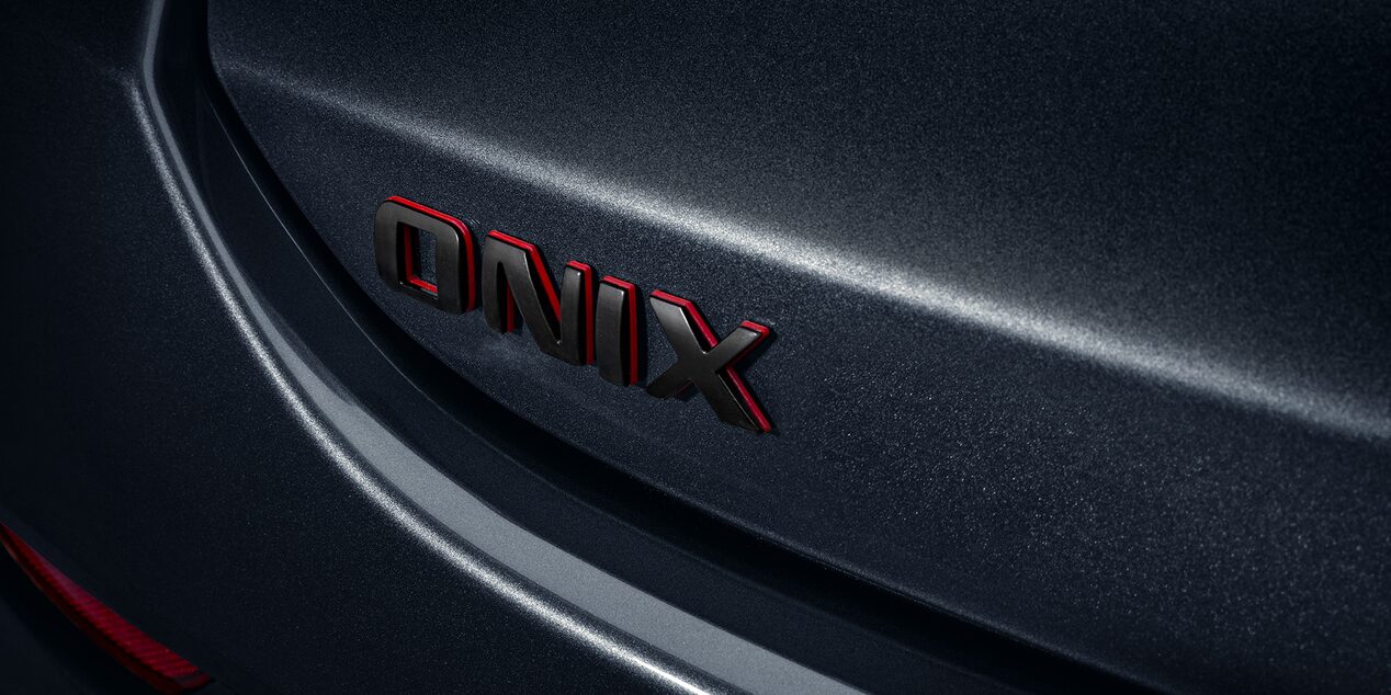 Emblema Onix con detalles en rojo