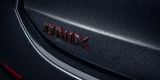 Emblema Onix con detalles en rojo