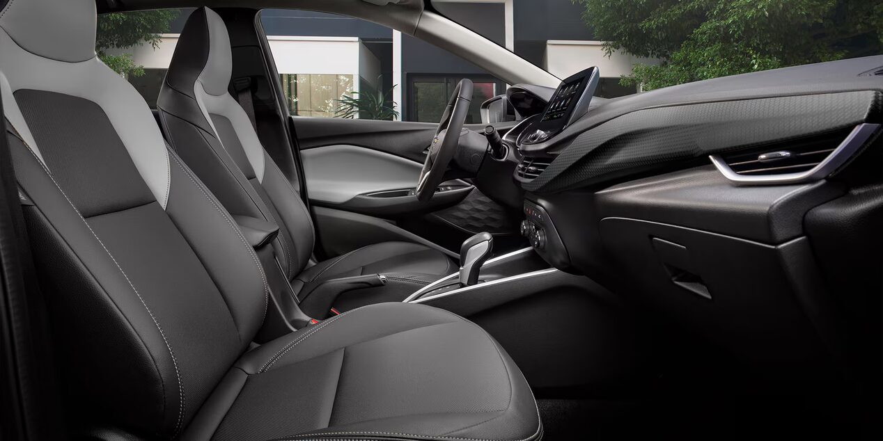 Asientos delanteros tipo cubo y abatibles 60/40 para Chevrolet Onix 2026, sedán