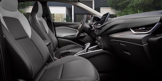 Asientos delanteros tipo cubo y abatibles 60/40 para Chevrolet Onix 2026, sedán