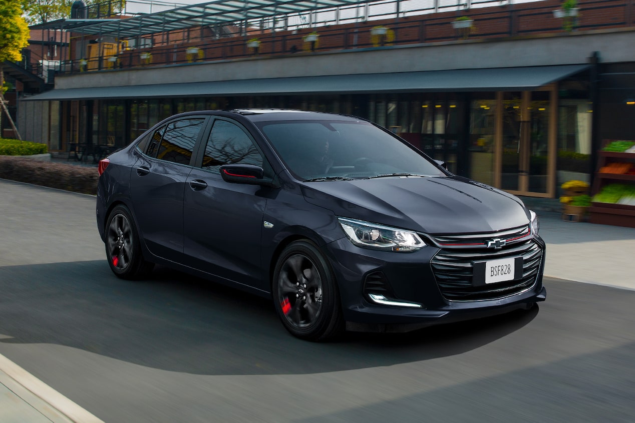 Chevrolet Onix 2026, sedán deportivo de motor turbo eficiente, faros delanteros de halógeno y rines en aluminio de 16 pulgadas