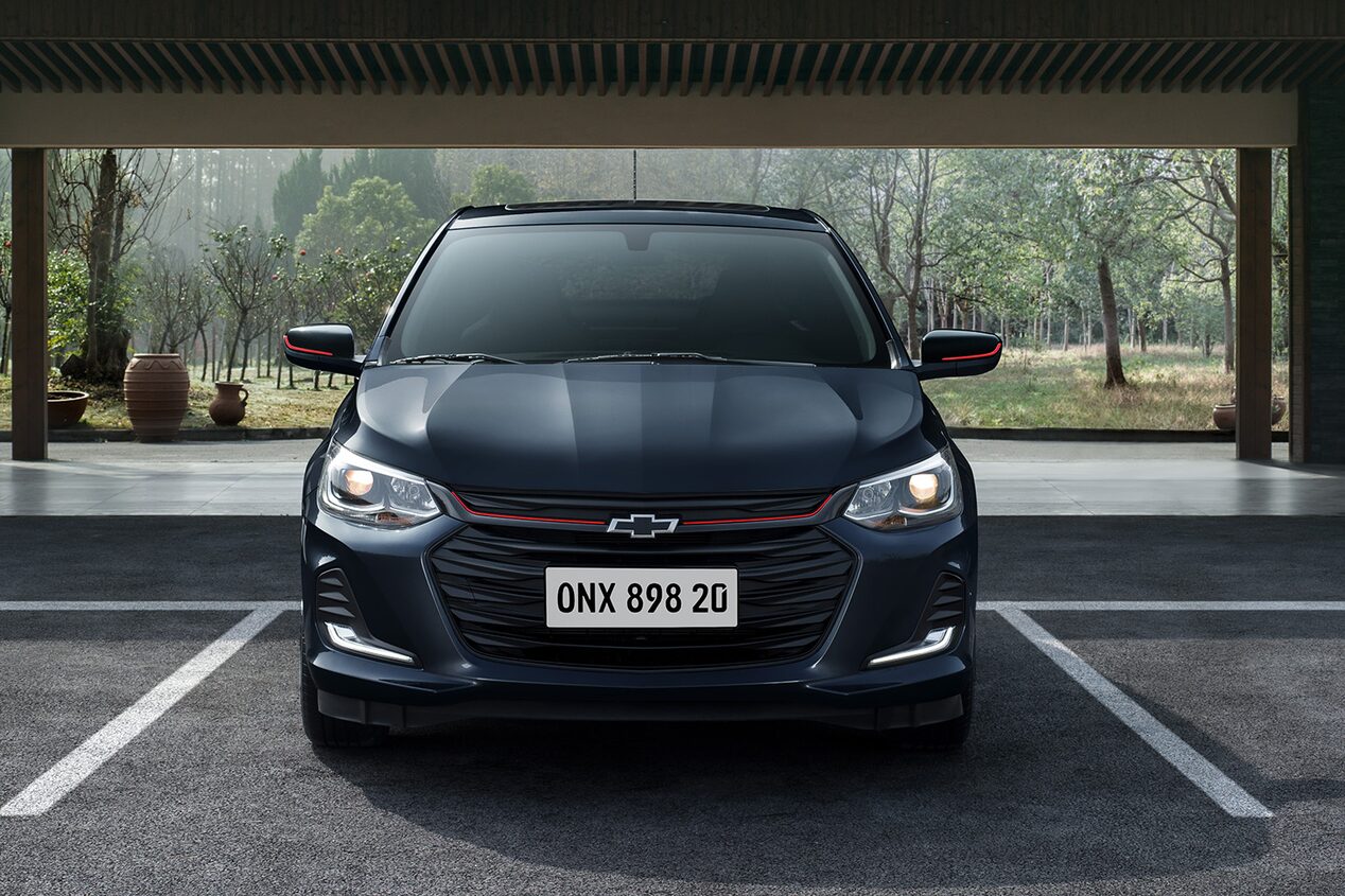 Chevrolet Onix 2026, sedán deportivo con parrilla de doble puerto con acabados en negro y detalles en rojo