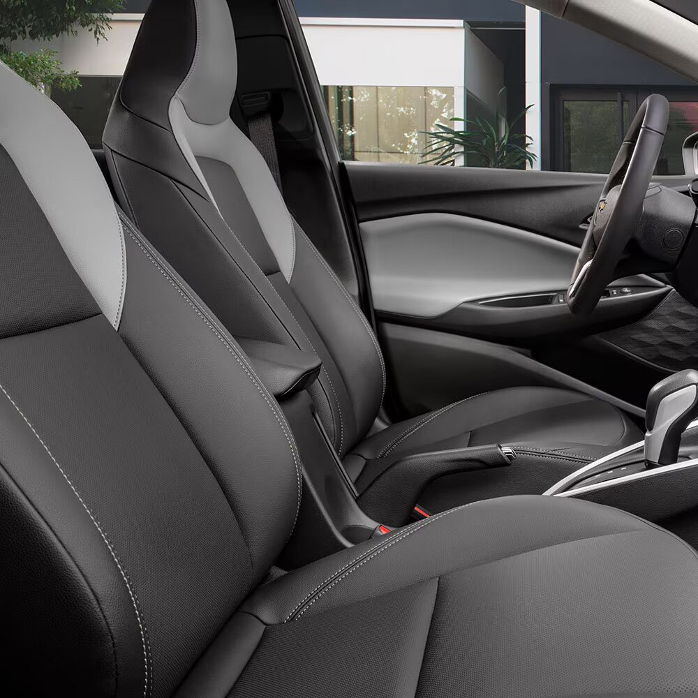 Asientos delanteros tipo cubo y abatibles 60/40 para Chevrolet Onix 2026, sedán