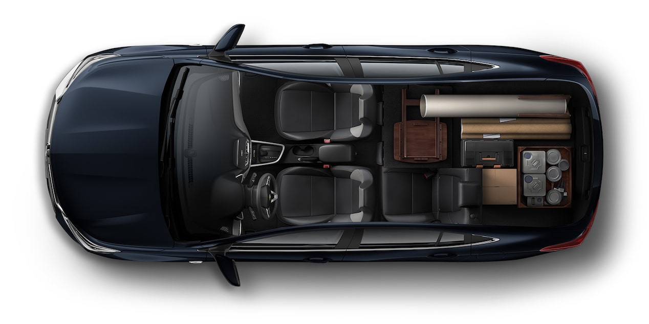 Espacio interior para llevar cosas del hogar en Chevrolet Onix 2026, sedán deportivo