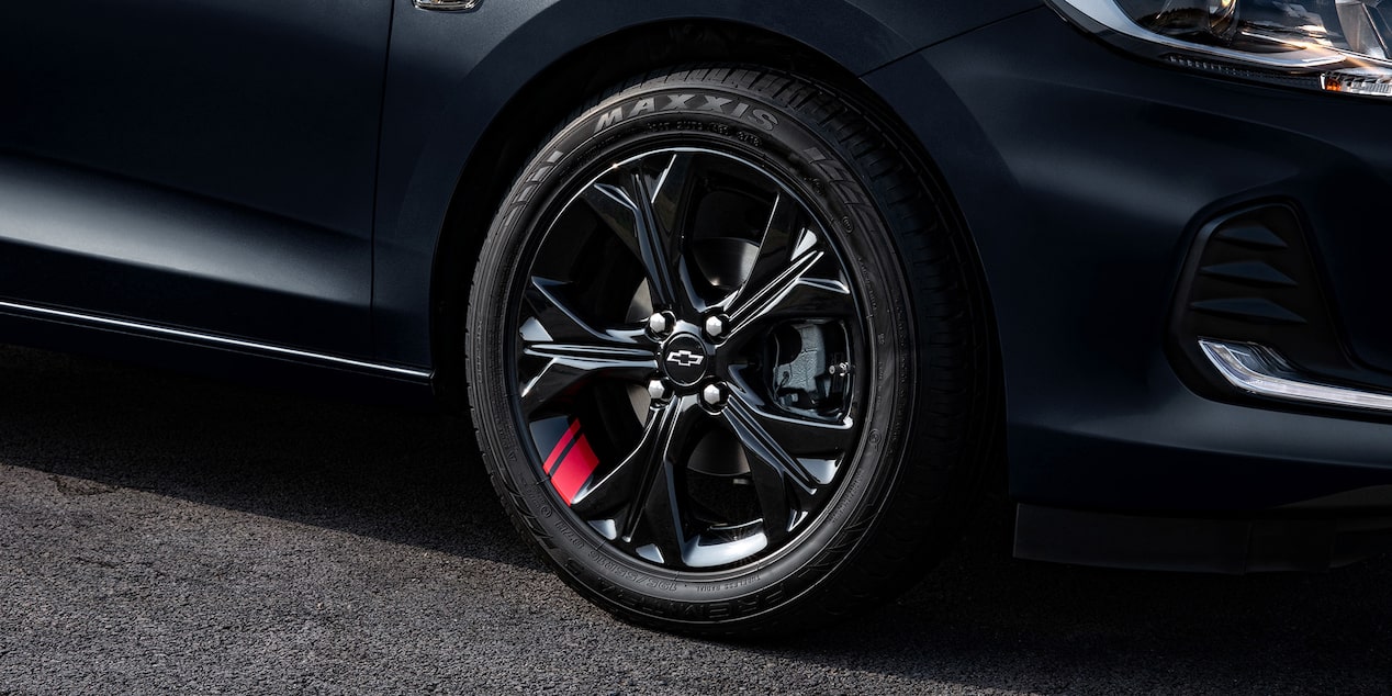 Chevrolet Onix 2026, sedán deportivo con detalles en rojo en rines de 16 pulgadas, versión Redline