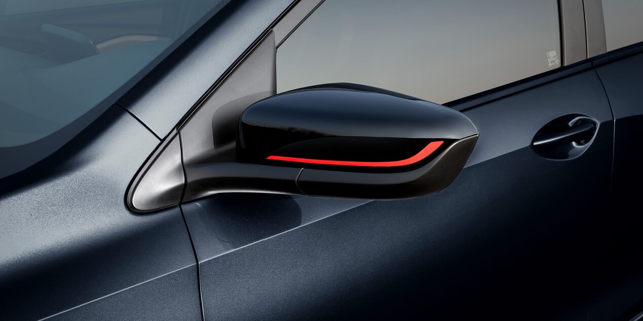 Chevrolet Onix 2026, sedán deportivo con detalles negros y acentos en rojo en espejos, versión Redline