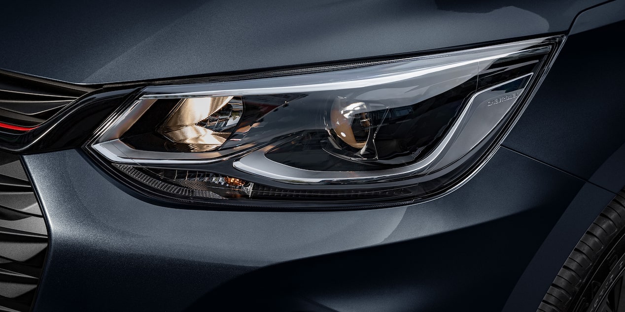Chevrolet Onix 2026, sedán deportivo con luces delanteras de halógeno con proyector y luces diurnas LED