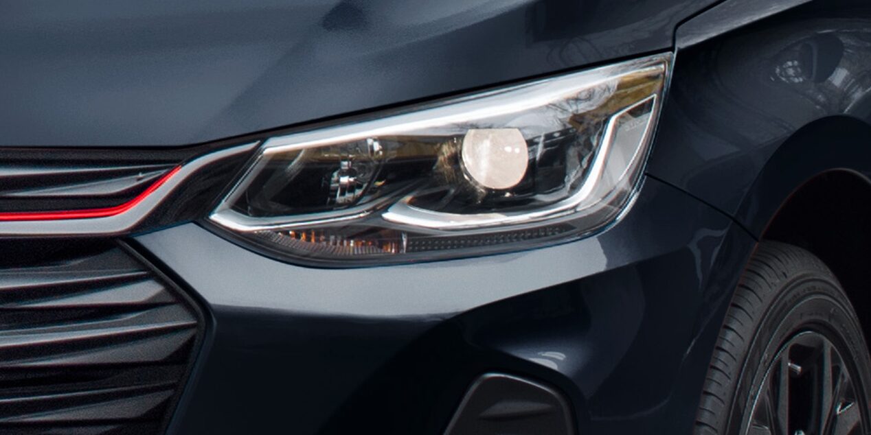 Chevrolet Onix 2026, sedán deportivo con luces delanteras de halógeno con proyector