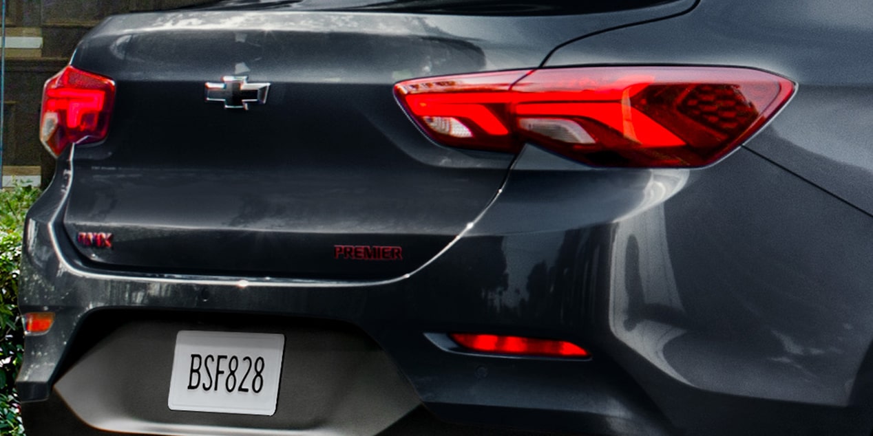 Chevrolet Onix 2026, sedán deportivo con faros de luces traseras LED