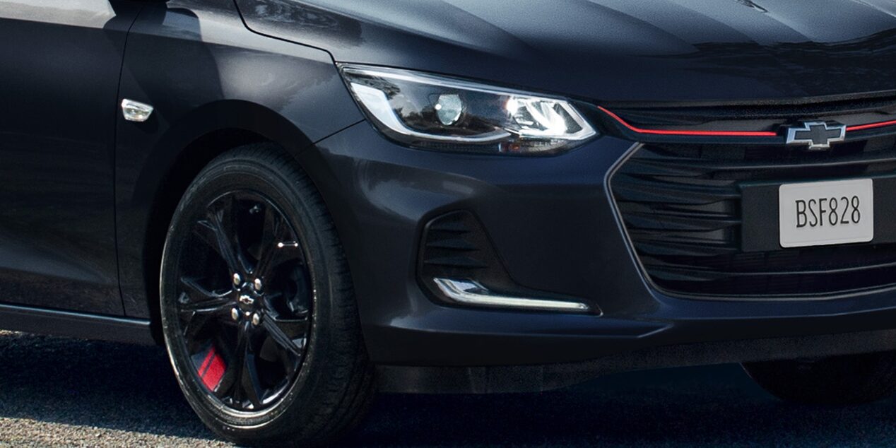 Chevrolet Onix 2026, sedán deportivo con luces diurnas LED y luces direccionales a cada costado