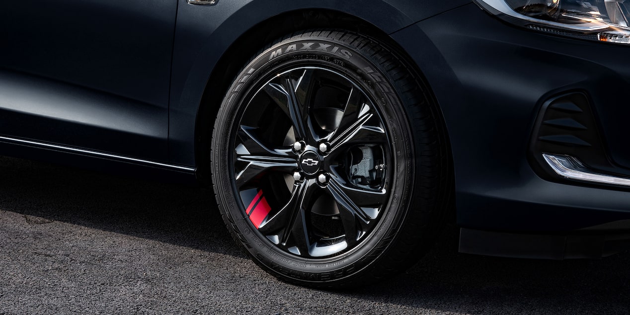 Chevrolet Onix 2026 versión Redline, sedán deportivo con detalles en rojo en sus rines de 16 pulgadas