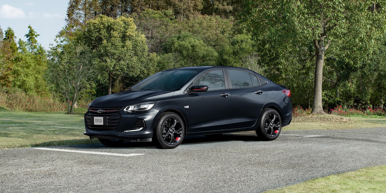Chevrolet Onix 2026, sedán deportivo con detalles negros y acentos en rojo, líneas deportivas y un look dinámico