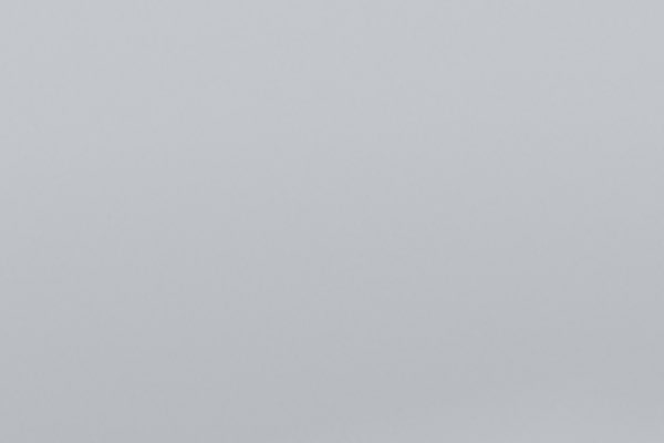 Pantone color blanco para página de Chevrolet Tracker 2025