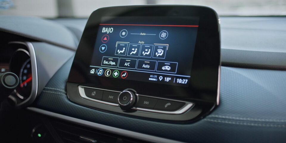 Sistema de infoentretenimiento con pantalla táctil de 8 pulgadas, función smartphone integration, radio AM/FM y Bluetooth®
