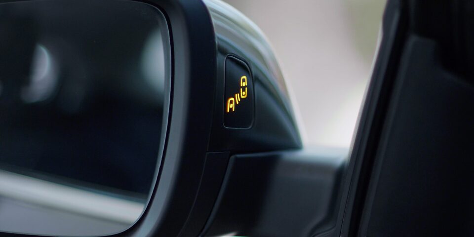 Alerta de punto ciego, ícono que aparece en los espejos laterales de Chevrolet SUV Tracker
