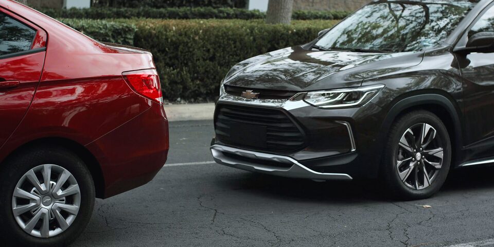 Alerta de colisión frontal con indicador visual y auditivo para SUV Chevrolet Tracker