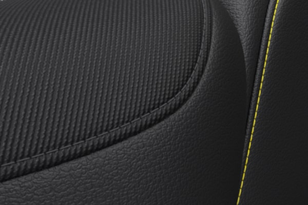 Tactopiel negra con insertos en amarillo para tu Chevrolet Trax 2025