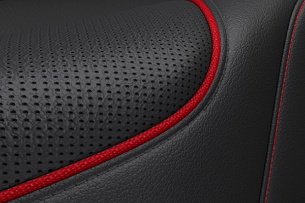 Tactopiel negra con insertos en rojo para tu Chevrolet Trax 2025