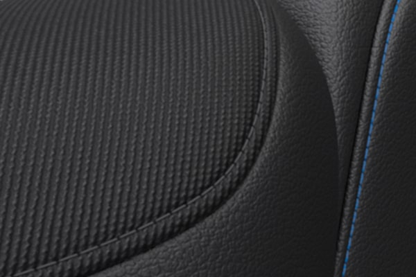 Tela negra con insertos azules para tu Chevrolet Trax 2025