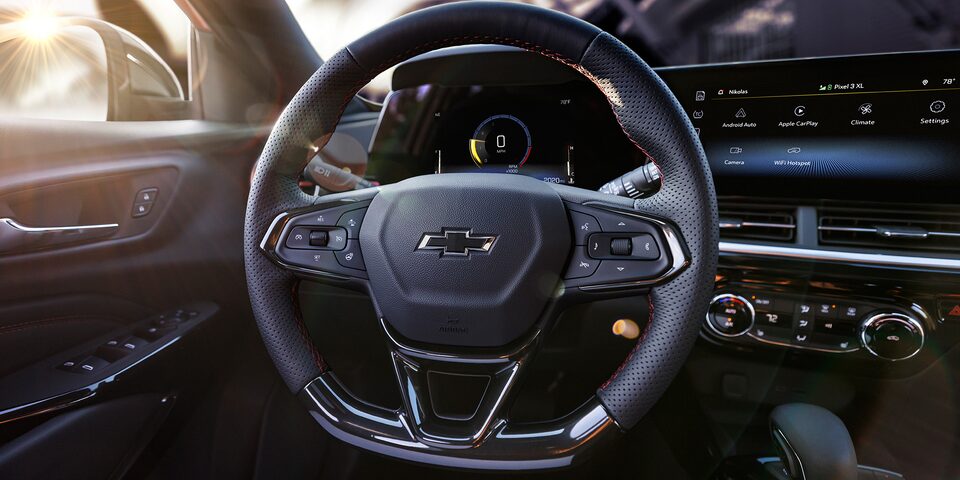 Chevrolet Trax, SUV deportiva equipada con un volante deportivo y calefactable
