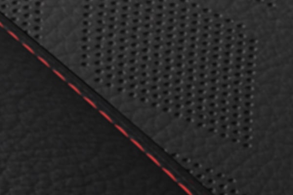 Asientos en vinipiel con perforaciones y costuras en color rojo de Chevrolet Captiva Black Edition