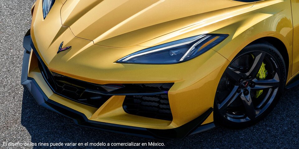 Chevrolet Corvette Z06 2025, con diseño aerodinámico en fascias delanteras para mejorar el agarre al piso y fácil maniobra
